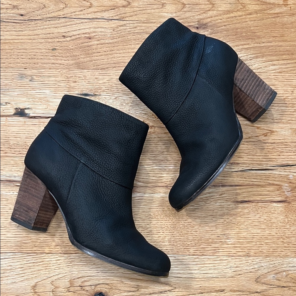 EUC Cole Haan Cassidy Ankle Boot / Booties with Nike Air in Nubuck Black, Size 5